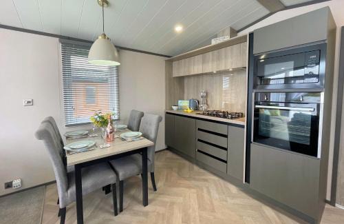 Lockerbie House | Beautiful Luxury Lakeside Lodge Hot Tub Views Pass the Keys