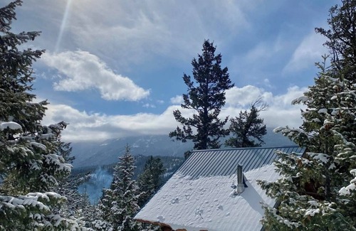 Tatlayoko Lake Cabin | Beautiful, modern log cabins for rent 15 minutes from Tatlayoko Lake