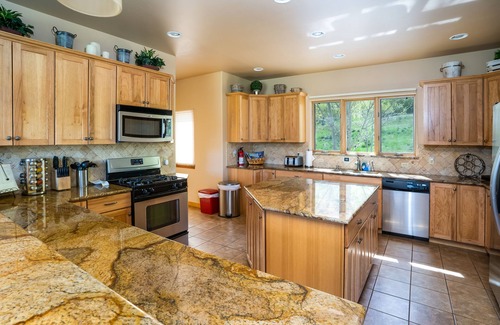 Purgatory House | Beautiful Mountain Home, 2 Miles to Ski Resort, Hot Tub, and Dog Friendly.