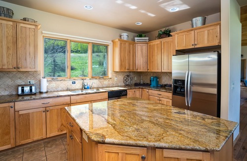 Purgatory House | Beautiful Mountain Home, 2 Miles to Ski Resort, Hot Tub, and Dog Friendly.