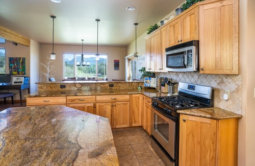 Purgatory House | Beautiful Mountain Home, 2 Miles to Ski Resort, Hot Tub, and Dog Friendly.