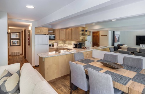 Aspen Condo | Beautiful mountain view condo steps to gondola/grocery store/shops/restaurants