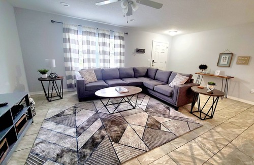 Zephyrhills South House | Beautiful New Villa located 30 mins from Tampa