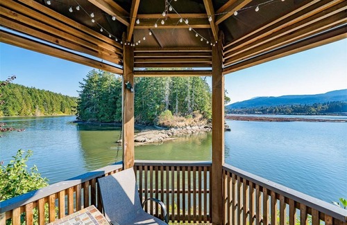 North Oyster House | Beautiful oceanside "suite" with hot tub and beach cabin