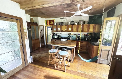 Lismore House | Beautiful old house by the river with balcony, massive yard, minutes to CBD