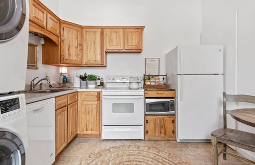 North Spokane House | Beautiful & Peaceful Guesthouse - King Bed