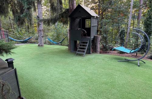 Federal Way Apartment | Beautiful place with a great location, free parking, WiFi & large TV.
