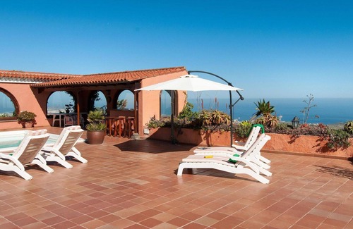 Santa Brigida House | Beautiful private villa for 10 guests with private pool and TV
