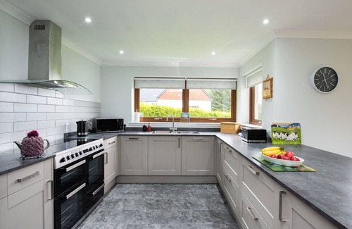 Drumnadrochit Villa | Beautiful private villa for 8 people with WIFI, TV, pets allowed and panoramic view
