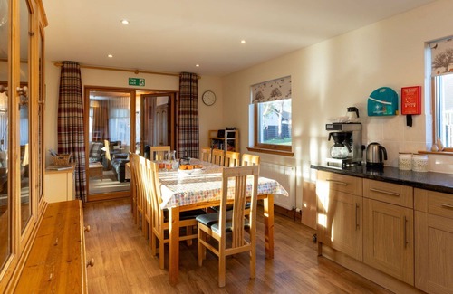 Aviemore Villa | Beautiful private villa for 14 guests with WIFI, hot tub, TV, patio and pets allowed