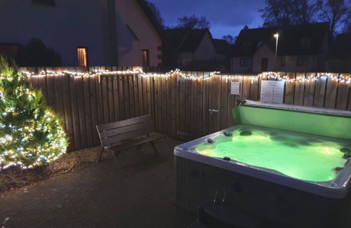 Aviemore Villa | Beautiful private villa for 14 guests with WIFI, hot tub, TV, patio and pets allowed