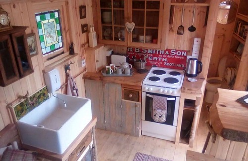 Balnain House | Beautiful private villa for 3 guests with WIFI, TV, pets allowed and panoramic view