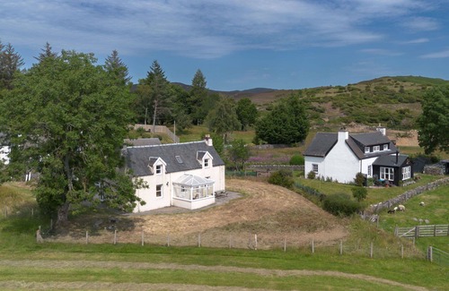 Balnain House | Beautiful private villa for 4 guests with TV, patio, pets allowed and panoramic view