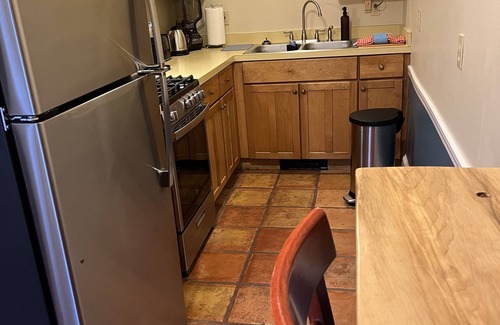 Fifth Ward Apartment | Beautiful Property, well maintained, near mansions & beach, private kitchen