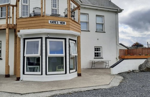 Cahir Apartment | Beautiful Rural Ground Floor Flat with Waterfront View