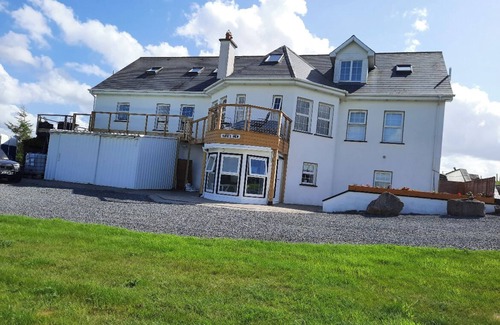 Cahir Apartment | Beautiful Rural Ground Floor Flat with Waterfront View