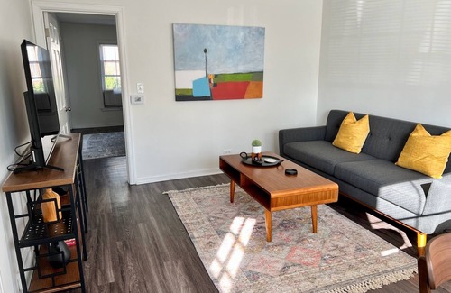 Lake Bluff Apartment | Beautiful self contained apartment downtown Lake Bluff