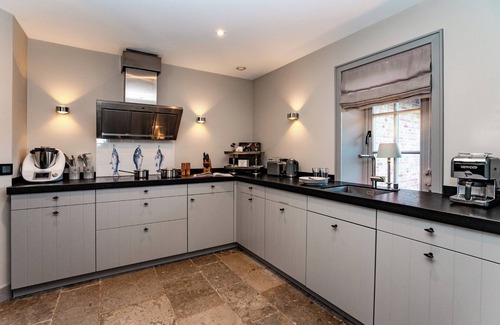 Großmorsum House | Beautiful semi-detached house under thatch with single house character! High quality