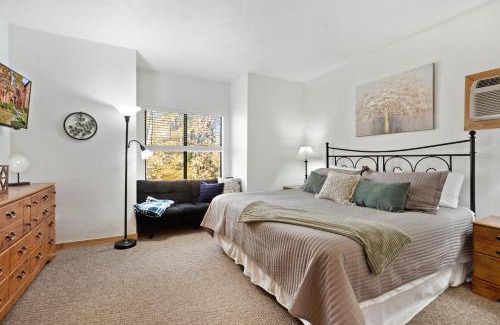 Seven Springs Apartment | Beautiful Seven Springs- 2 Bed, 2 Bath Condo