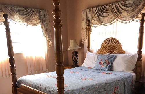 West Gate Hills House | Beautiful six bedroom six bathroom with mountain and ocean view