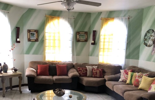 West Gate Hills House | Beautiful six bedroom six bathroom with mountain and ocean view