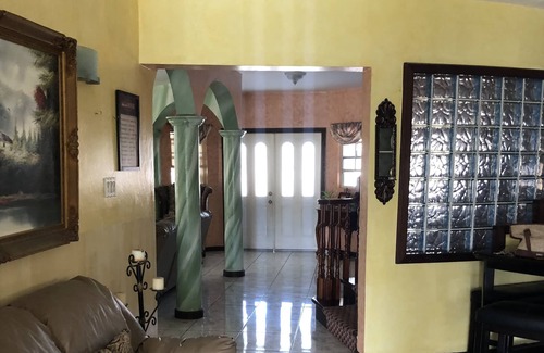 West Gate Hills House | Beautiful six bedroom six bathroom with mountain and ocean view