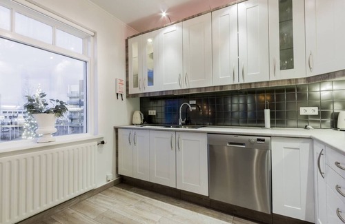 City Center Apartment | Beautiful, spacious apartment & central location - no car needed
