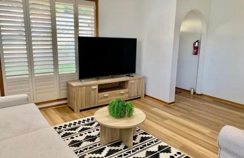 Lenah Valley Apartment | Beautiful Sunny house, 10 mins from Hobart City
