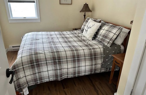Schroon Lake Hotel | Beautiful two bedroom cabin with full kitchen and outdoor space