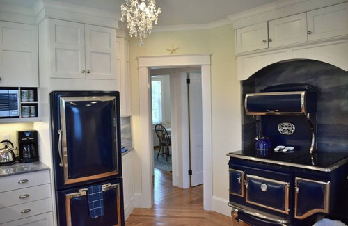 Fifth Ward House | Beautiful, updated 3 bedroom home with parking for 8 cars in downtown Newport