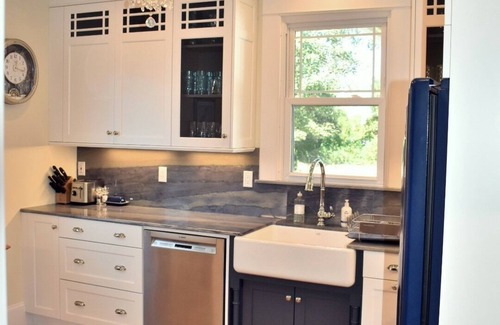 Fifth Ward House | Beautiful, updated 3 bedroom home with parking for 8 cars in downtown Newport