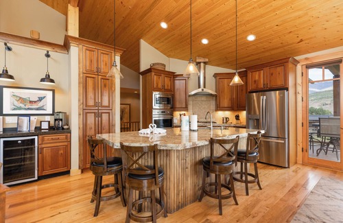 Three Peaks House | Beautiful Upscale Home on the Golf Course with Two Master Suites, Private hot tub