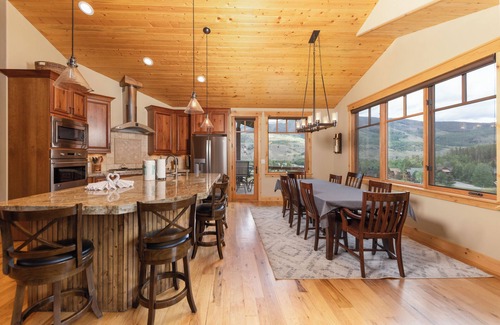 Three Peaks House | Beautiful Upscale Home on the Golf Course with Two Master Suites, Private hot tub