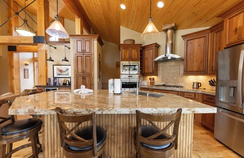 Three Peaks House | Beautiful Upscale Home on the Golf Course with Two Master Suites, Private hot tub