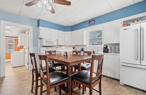 Guttenberg House | Beautiful Victorian Home One Block from Mississippi River!