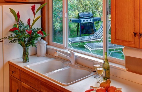 Kamuela Cottage | Beautiful Views. Close to Beach + Close to Waimea Town.