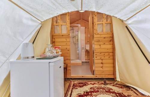 Alkborough House | Beautiful villa for 16 guests with WIFI, hot tub, TV and pets allowed