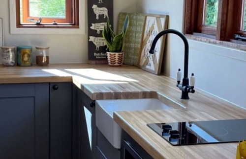 Alkborough House | Beautiful villa for 16 guests with WIFI, hot tub, TV and pets allowed