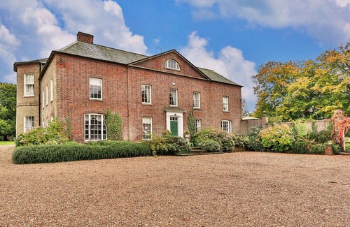 Alkborough House | Beautiful villa for 16 guests with WIFI, hot tub, TV and pets allowed