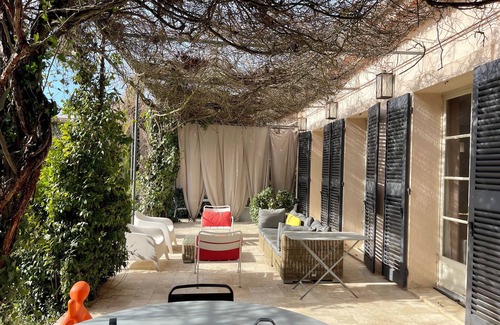 Est Villa | Beautiful Villa with pool at 15mm to walk from the center