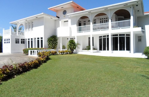 Mammee Bay Estates Villa | Beautiful Villa, large pool, Jacuzzi, Private Beach, Air condition, Poolside Bar