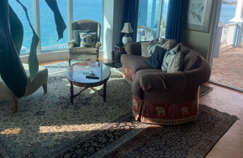 Devonshire House | Beautiful Water Front Property - Snorkel, Fish, or RELAX in the BEST LOCATION!