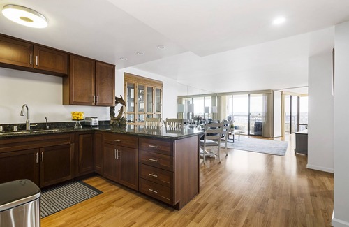 Marina del Rey Condo | Beautiful Waterfront Retreat with Marina Views, Pool/hot tub/gym