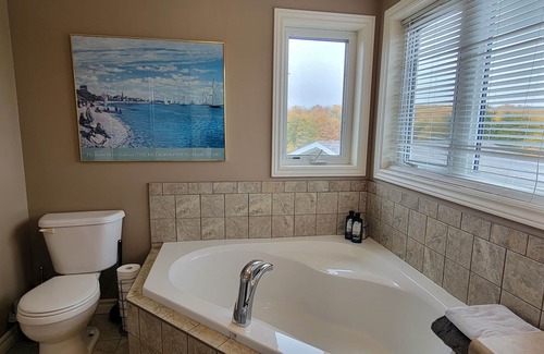 Grey Highlands Ski Chalet | Beautiful Year Round Chalet 20 minutes west of Blue Mountain Collingwood
