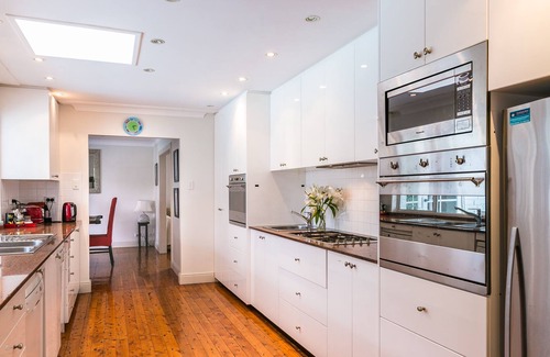 North Turramurra Hotel | BEAUTIFULLY APPOINTED HOME ON 2 ACRES, WITH POOL. IN THE NATIONAL PARK