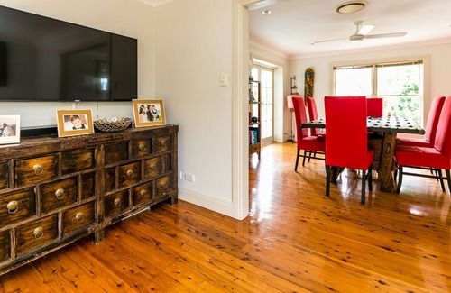 North Turramurra Hotel | BEAUTIFULLY APPOINTED HOME ON 2 ACRES, WITH POOL. IN THE NATIONAL PARK