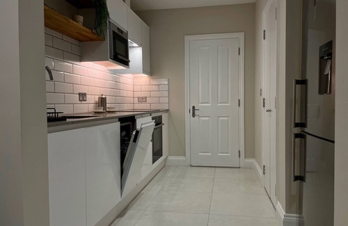 Twickenham Riverside Apartment | Beautifully Appointed One Bed Apartment. Near Richmond Park, and Kew Gardens