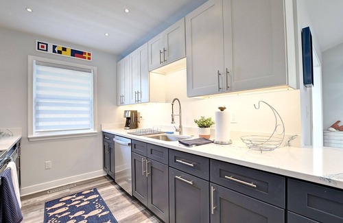 Clearwater House | Beautifully Renovated 3 Bedroom Home in Clearwater Community! WIFI, Community Pool, Tennis Court, and 2 miles to the beach!