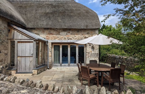 Ashburton House | Beautifully restored medieval Dartmoor barn with luxury beds and bathrooms