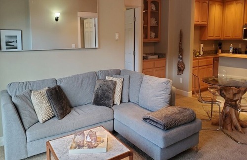 Florence Condo | Beautifully updated first-floor, river front condo located in Old Town Florence